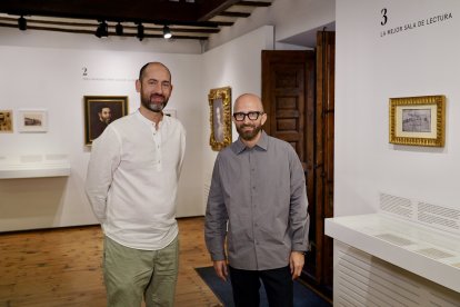 El director del Museo Casa de Cervantes, Pedro González, presenta el programa de actividades de verano de la institución junto al comisario de la muestra ‘La biblioteca’ Antonio Custodio López.