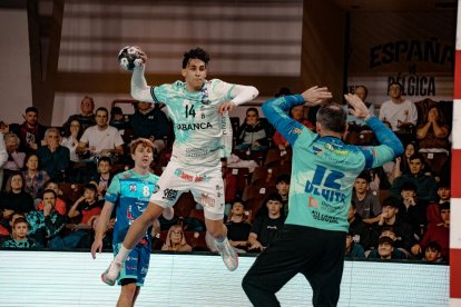 Sergio Sánchez, ante Puente Genil.