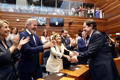 Los presidentes de Extremadura, Aragón, Cantabria, Asturias y Galicia aplauden a Mañueco tras su investidura en las Cortes. Firma: ICAL