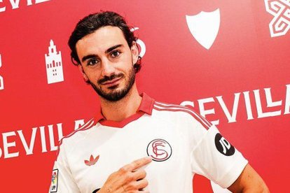 Juan Iglesias, con su nueva camiseta del Sevilla.