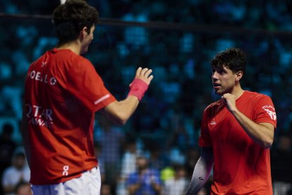 Coello (izquierda) y Tapia celebran uno de los puntos de la semifinal.
