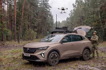 4 TROOP integra las principales capacidades de comunicación e innovaciones tecnológicas desarrolladas por Thales en el marco del entorno SCORPION, la red táctica de combate colaborativo de las fuerzas terrestres: comunicaciones seguras, conectividad táctica, coordinación multisensores, supervisión y protección de las operaciones.