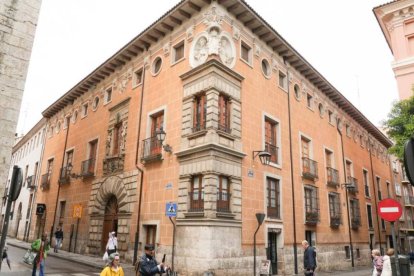 El Palacio de los Condes de Valverde, en la esquina de San Ignacio con Expósitos, conserva una de las fachadas más reconocibles del Valladolid histórico.