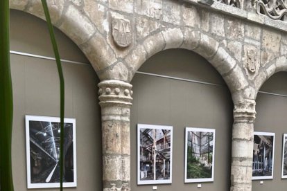 El actual Edificio Rector Tejerina ocupa el entorno donde se encontraban las antiguas dependencias universitarias ligadas a la leyenda del sillón del diablo.