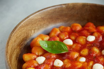 ÑOQUIS CON SALSA POMODORO Y ALBAHACA