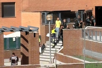 Actuación policial para proceder a la eliminación de múltiples enganches ilegales, en la comunidad de propietarios de la urbanización de Arroyovereda