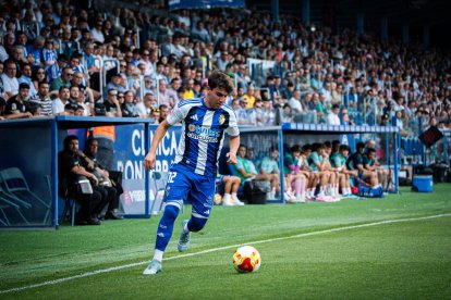 Koke se dispone a centrar en un partido de la Ponferradina en El Toralín.