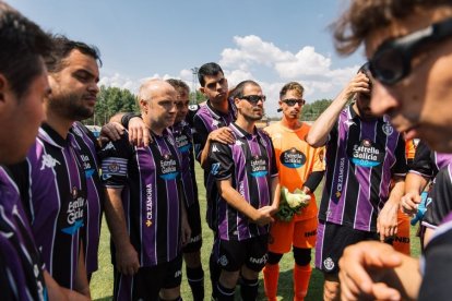 Jugadores del Real ValladoliDI escuchan instrucciones.