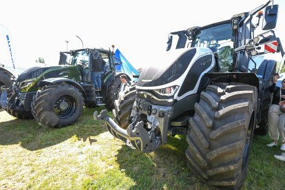 Dos tractores en la Feria Nacional de Maquinaria Agrícola de Lerma.