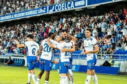 Jugadores del Tenerife, equipo más lejano de Valladolid, celebran un gol.