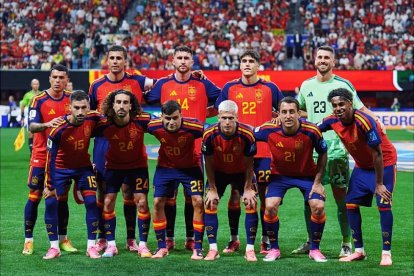 Pedro Porro, el primero de pie por la izquierda, con el once inicial de España ante Arabia Saudí.