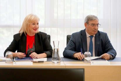 Leticia García y José Luis Sanz Merino, en la última reunión de la junta de portavoces de las Cortes.