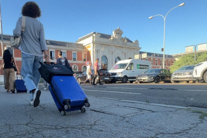 Una mujer con su maleta en la estación de tren de Valladolid.