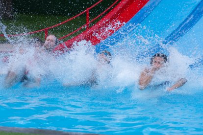 Primeros baños en el complejo acuático Gran Florida de Castronuño (Valladolid).