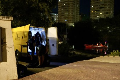 Lancha de salvamento en el río Pisuerga durante el rescate del menor.
