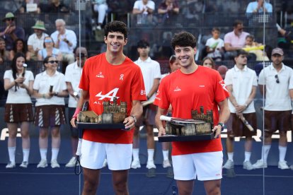 Arturo Coello y Agustín Tapia posan con el trofeo de Camepones del Oysho Valladolid Premier P2.
