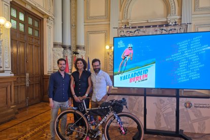 Sergio Monge, a la derecha, junto a los concejales durante la presentación.