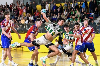 Dante Companys lanza a portería en uno de sus partidos.