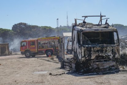 Incendio en la fábrica de palés junto a la rotonda del colegio San Agustín