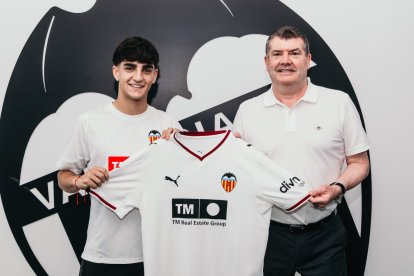 Víctor Júnior, a la izquierda, durante su presentación con el Valencia tras ejercer éste su opción de compra.