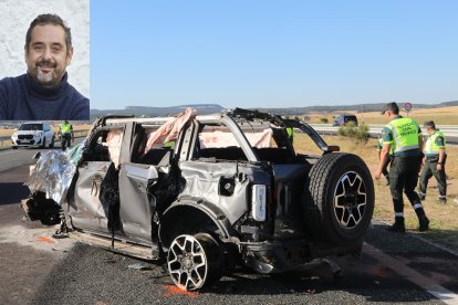 Estado en el que quedó el coche tras el brutal accidenten en el que fallecían el Iván Sanz Cid, en la foto pequeña, su mujer y dos de sus hijos.