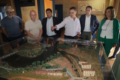 Ángeles Armisén (D), Conrado Íscar (2D) y Carlos Gallo (3) visitan la Casa del Rey de Villaumbrales, en Palencia