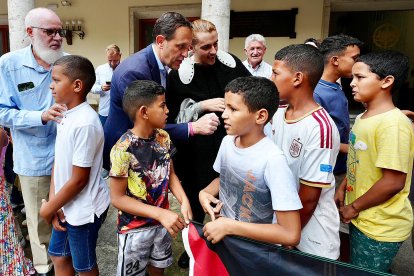 El presidente de la Diputación de Valladolid, Conrado Íscar, recibe a 37 menores saharauis del programa 'Vacaciones en Paz'.