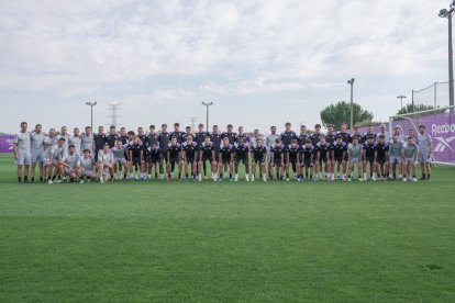 Foto de grupo del Real Valladolid en el primer entrenamiento 2026/2027.