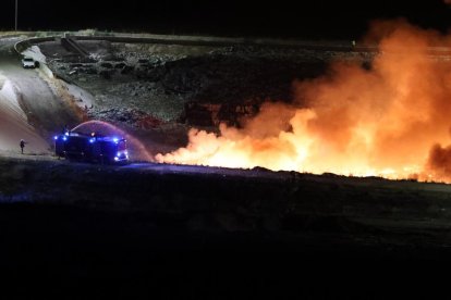 Incendio en el vertedero por la noche.