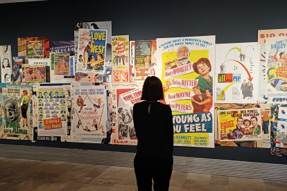 Una mujer contempla carteles de películas de Marilyn Monroe