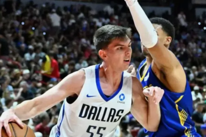 Sergio de Larrea en su debut ante los Warriors en la Summer League.