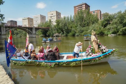 Procesión de La Virgen del Carmen por el río Pisuerga de Valladolid.