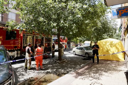 Los bomberos intervienen en el incendio de una vivienda en Valladolid