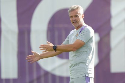Fran Escribá da indicaciones en un entrenamiento del Real Valladolid.