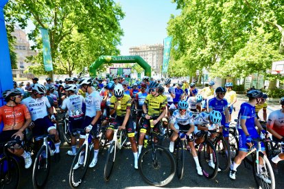 Salida neutralizada en la Vuelta Ciclista Júnior a Valladolid.
