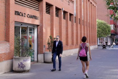 Dos personas pasan por delante del mercado del Campillo de Valladolid.