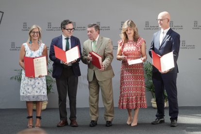 El consejero de la Presidencia, Luis Miguel González Gago, y los rectores de las cuatro universidades públicas de Castilla y León firman el protocolo general de actuación para el impulso de actuaciones referidas a la ciudadanía castellana y leonesa en el exterior.