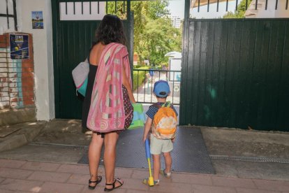 Una mujer y un niño entrando en la piscina de Juan de Austria.