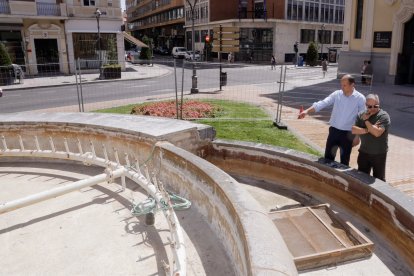 El concejal de Medio Ambiente, Alejandro García Pellitero, en la fuente de plaza Madrid