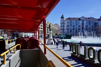 Imagen de la presentación del nuevo bus turístico eléctrico de Valladolid