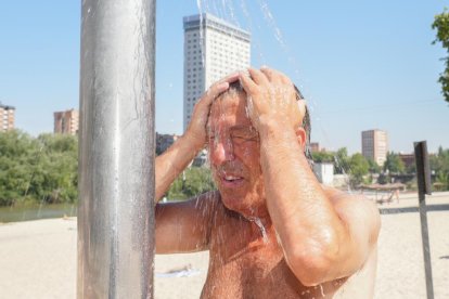 Personas se refrescan ante la ola de calor en Valladolid