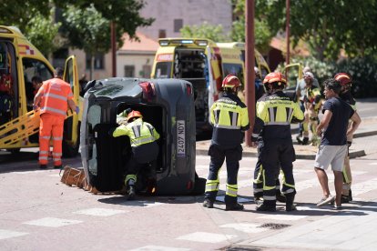 Excarcelación de la ocupante de uno de los vehículos accidentados en la Cañada Real.