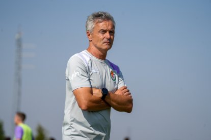 Fran Escribá, con gesto serio, en el partido contra el Coria.