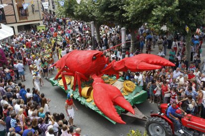 Desfile de carrozas en la fiesta de la exaltación de cangrejo en Herrera del Pisuerga.