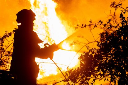 Un bombero trabaja en la extinción del incendio de Fermoselle