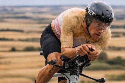Triatleta en competición durante el segmento de ciclismo.