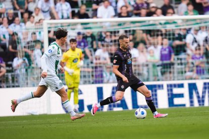 El defensa central Martínez intenta sacar el balón ante la presión de un rival del Groningen, con Aceves detrás.