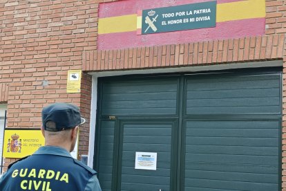 Agente de la Guardia Civil en un cuartel.