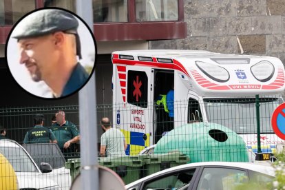 UVI móvil en la puerta de entrada del cuartel de la Guardia Civil de Llanes para atender a los heridos y Dámaso F. S.