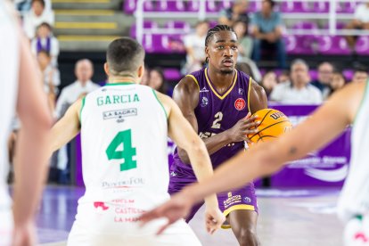 Jacob Hanna, con el balón durante un partido del CBCV.